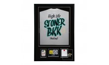 กรอบรูปเสื้อยึด และชิ้นงานที่ระลึกจากคนมีชื่อเสียง